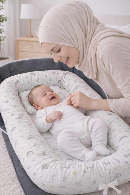 ™ سرير رضيع محمول قابل للطي مع وسادة وخوذة حماية